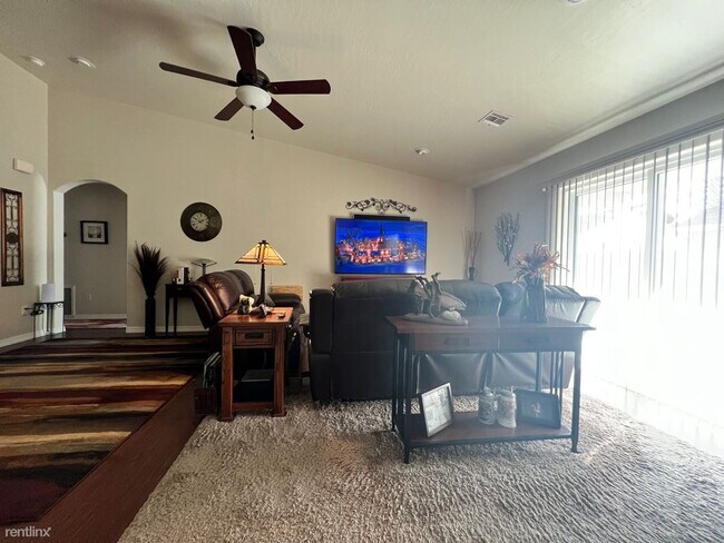 Building Photo - 4 br, 2.5 bath House - 1027 East Monroe St...