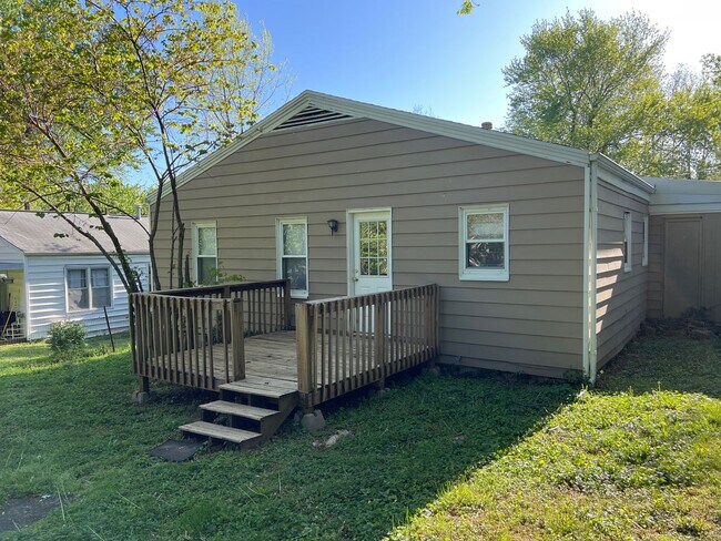 Building Photo - 4 Bedrooms! 2 Baths! $1350!