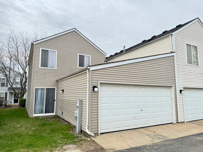 Building Photo - 924 Symphony Dr
