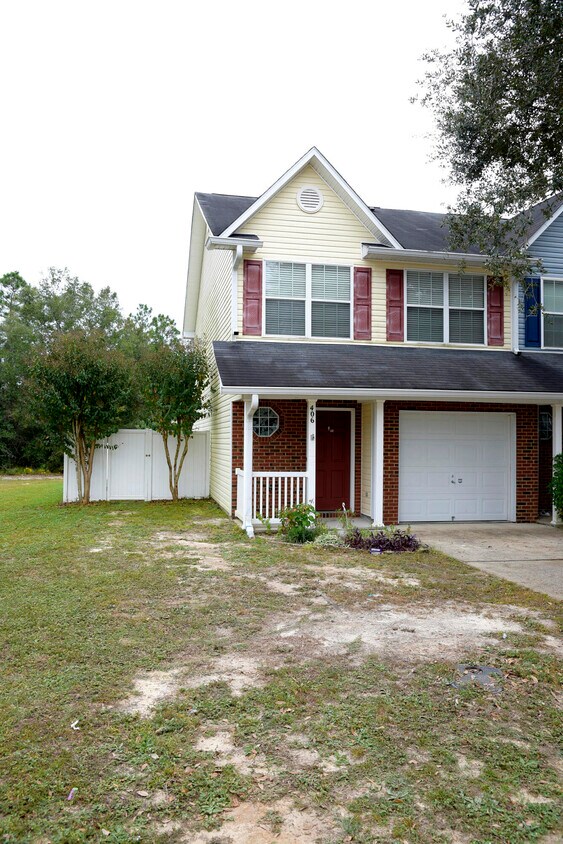 Primary Photo - 406 Crooked Pine Trail