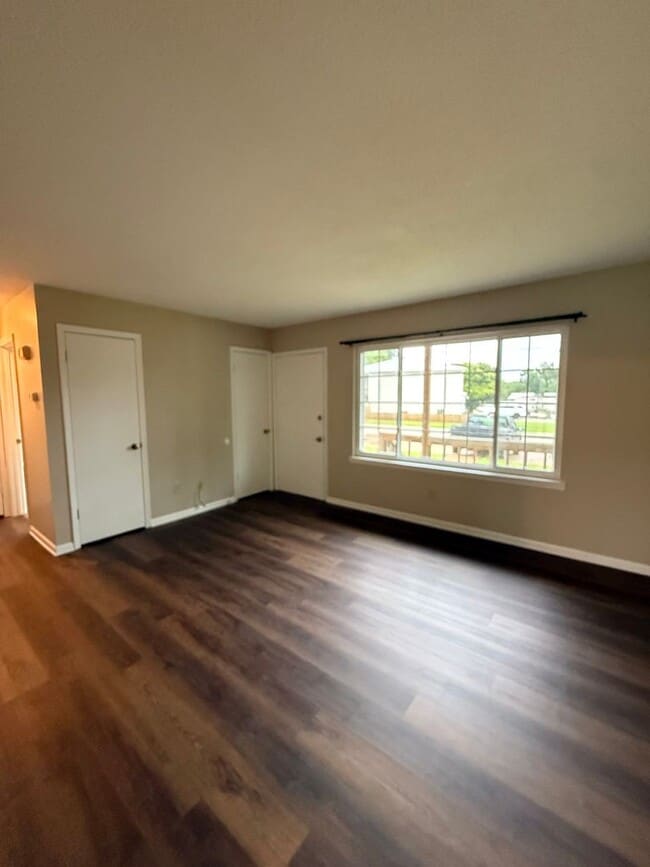 Foto del edificio - Available NOW-205 Glenwood Drive Apt 1- New LOOK