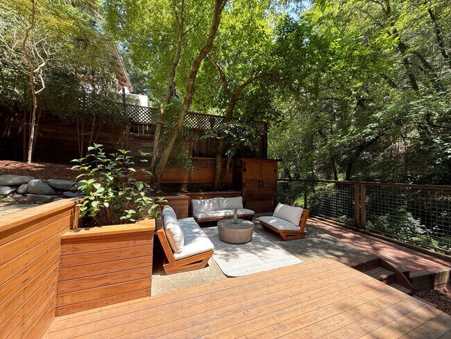 Foto del edificio - TWO BEDROOM / ONE BATH CREEKSIDE LARKSPUR ...