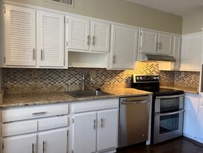 Building Photo - 4400 Poplar Ave