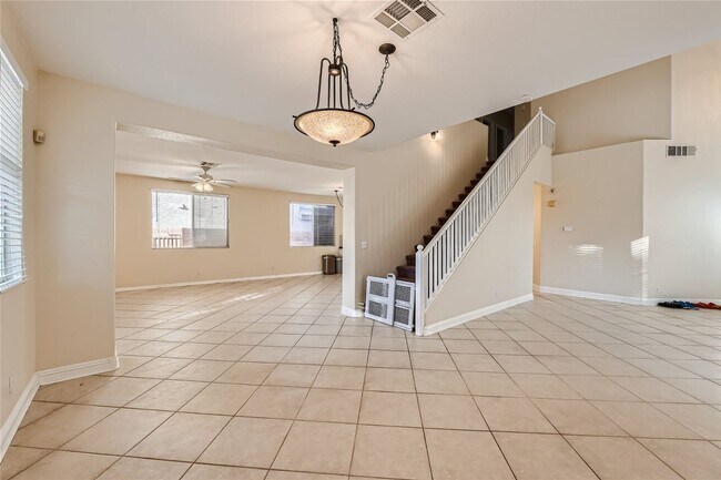 Foto del edificio - 5 Bedroom Home with Heated POOL & SPA Near...