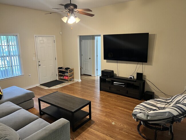 Foto del edificio - 1207 Chimera Ln