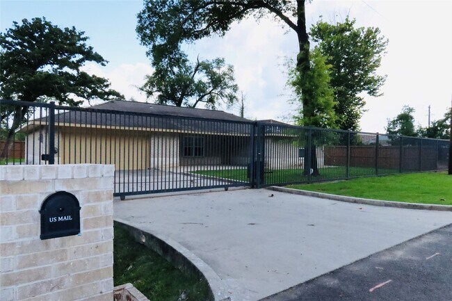 Building Photo - 13121 Unison Rd