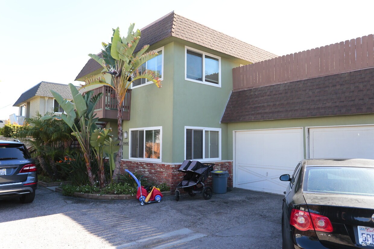 Building Photo - 2040 Garden Ln