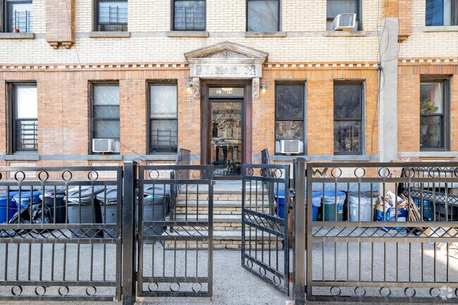 Entrada - 32-70 48th St