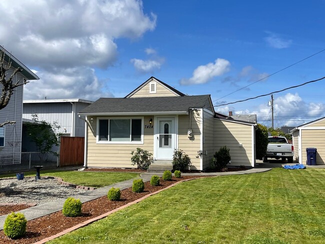 Building Photo - Adorable, Fresh South Tacoma Cottage w Det...