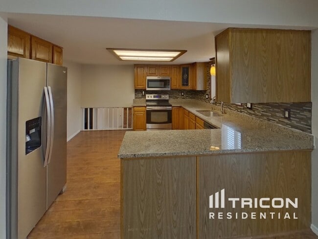 Foto del edificio - 6445 Fall River Dr
