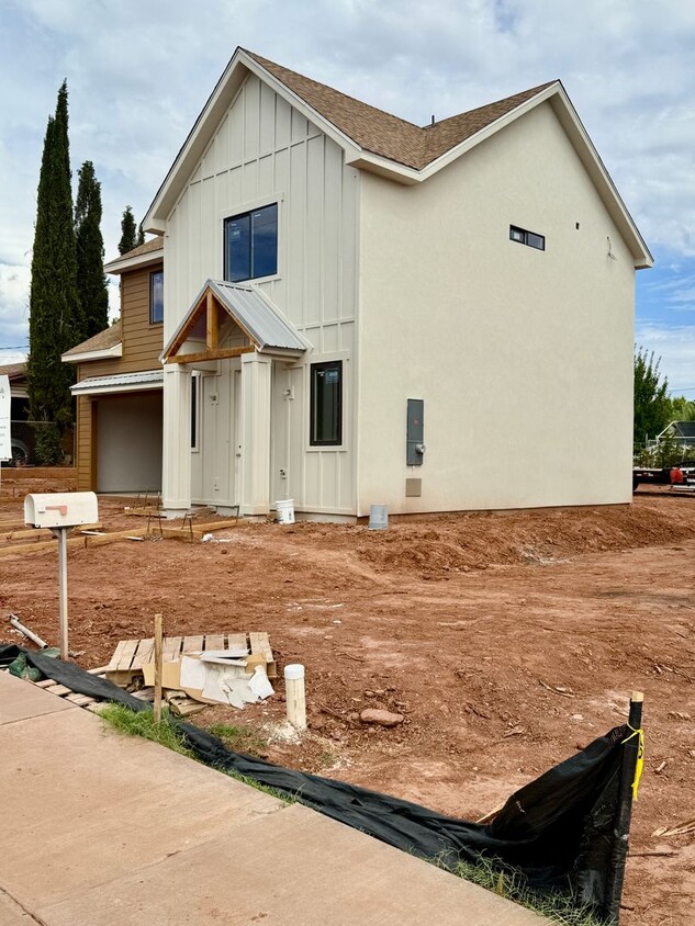 Foto del edificio - BRAND NEW Three Bedroom Home in Downtown W...