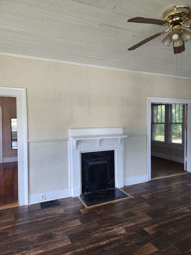 Building Photo - 3 Bedroom 1 bath - Unfurnished Bennettsvil...