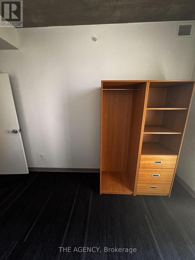 Building Photo - 253 College St