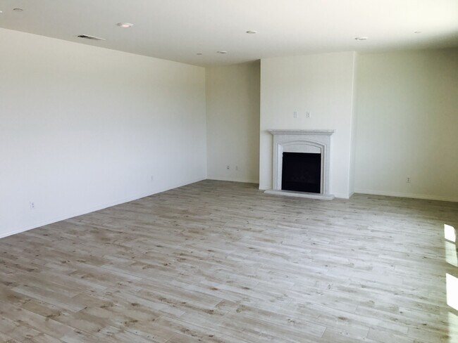 Foto del edificio - Upgraded Brand new 5 bed home in RiverBend community with spectacular view, Eastvale schools