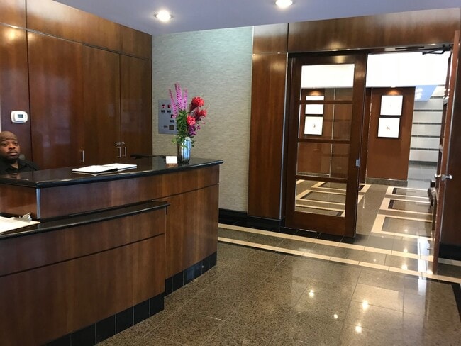 Building Photo - 2  Bedrooms and 1 bath River North Apartment