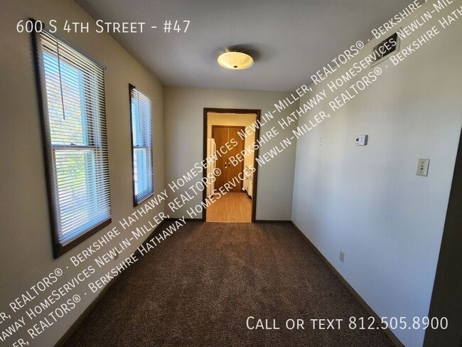 Building Photo - 1 Bedroom Apartment-Upper Apartment