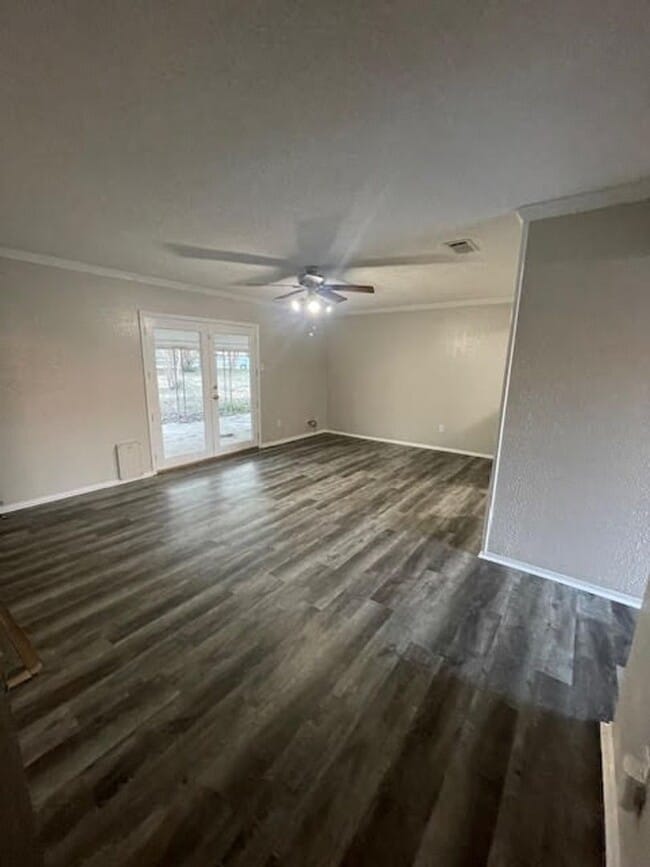 Foto del edificio - Single-Family Home: 3 bed, 2 bath