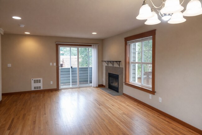 Foto del edificio - Spacious 3 Bed / 3 Bath Home with 1-Car Garage