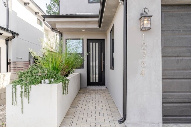 Building Photo - 10754 Nassau Ave