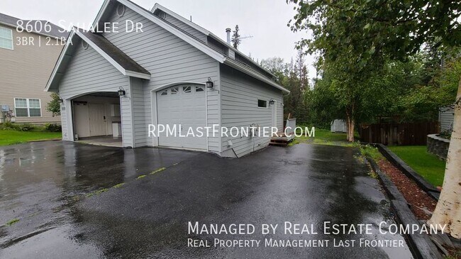 Building Photo - Gorgeous Luxury Three Bedroom Home with Th...