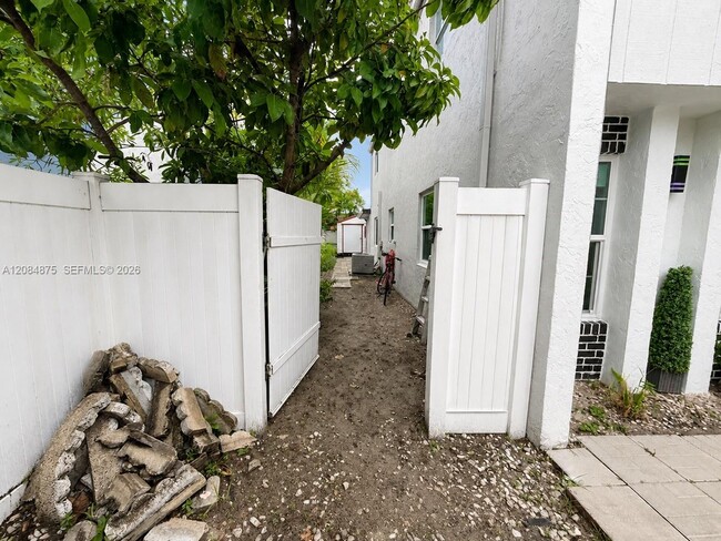 Building Photo - 970 SW 80th Ave