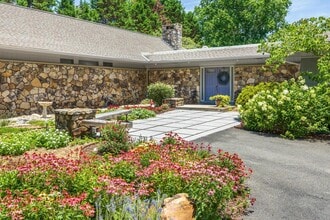Building Photo - 615 Springhill Dr NE