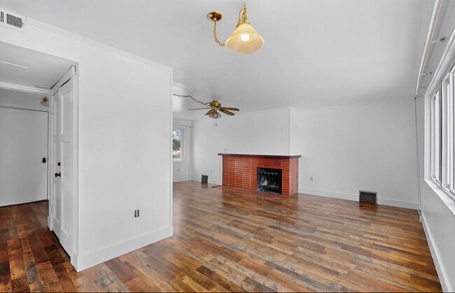 Building Photo - 3216 Villa St