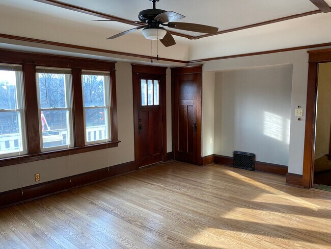 Sala de estar (armario frontal y puerta al porche) - 1320 N 46th St