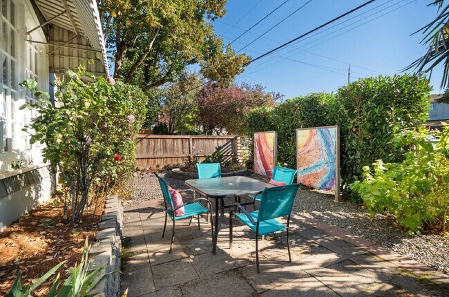 Foto del edificio - Rich Mediterranean Style Home - Separate Living Quarters 3 Bedrooms + office, 2 Kitchens - Walkth...