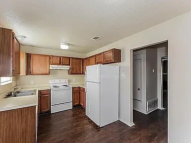 Foto del edificio - Room in Apartment on Shadydell Dr