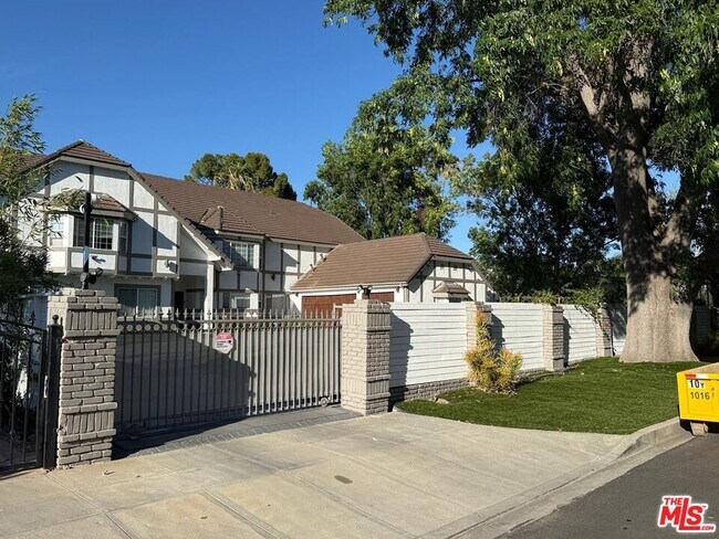 Building Photo - 17153 Rayen St
