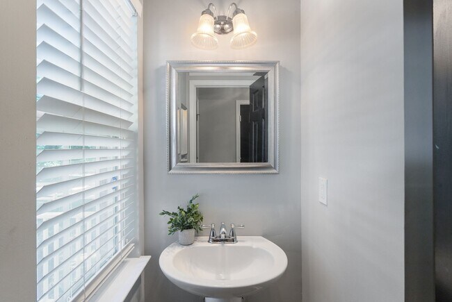 Foto del edificio - Beautiful end unit in sought-after Nashboro Village