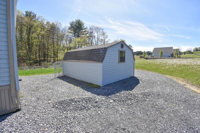 Building Photo - Two Bedroom Updated Mobile Home with Fenced Yard!