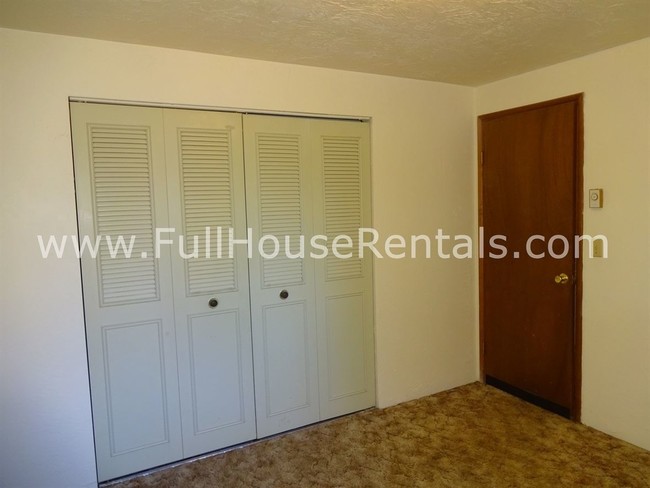 Building Photo - 920 N Cloverleaf Loop