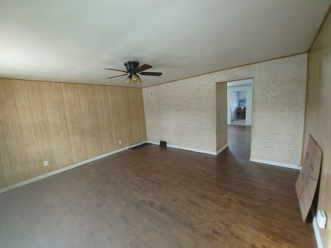 1st floor - 5228 Lytle St