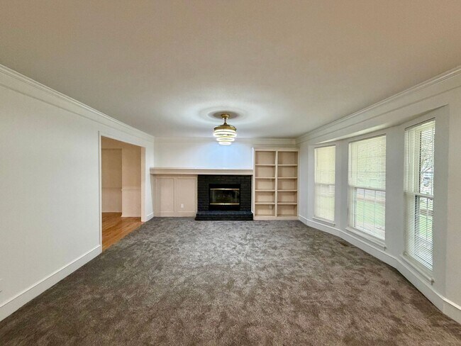 Foto del edificio - {14776} Fully Remodeled Two Story + Finished Basement + Fenced Yard