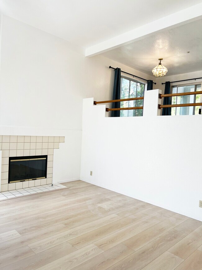 Building Photo - 122 E Court Ln