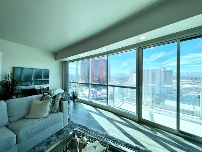 Foto del edificio - COMING SOON! FURNISHED CONDO AT SKY W/ CIT...