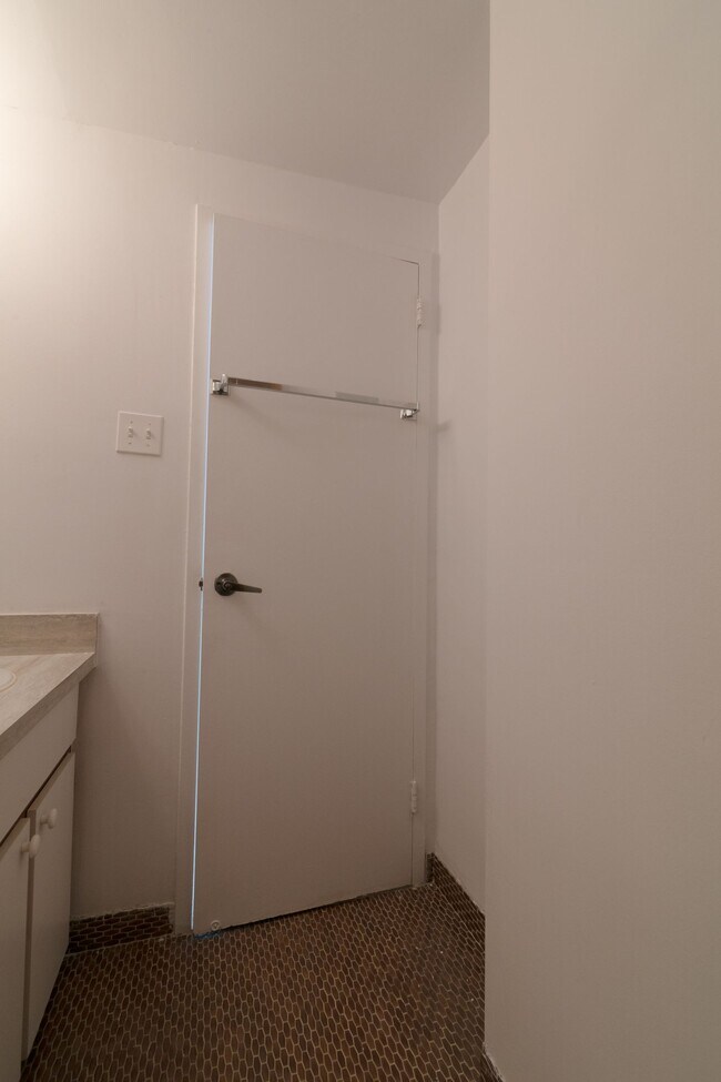 Building Photo - 900 Av. Rockland