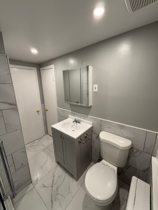 Building Photo - 214 Columbia St