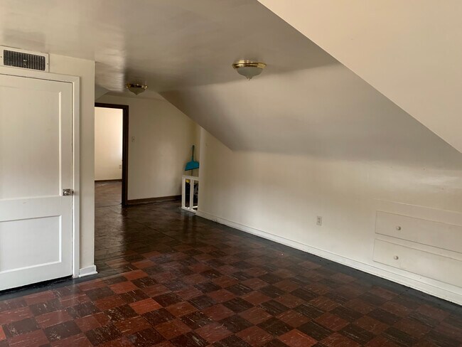 Building Photo - 211 E Otterman St