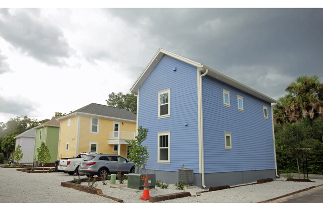 Building Photo - Freddie's Garden - Modern 3 Bedroom, 3 Bat...