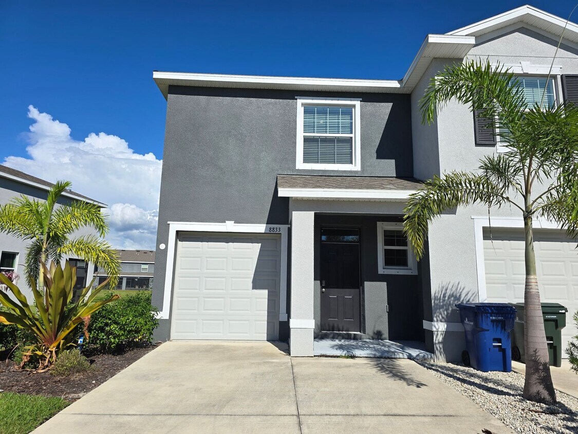 Foto principal - Fresh new build ~ 3 bed/ 2.5 bath Townhous...