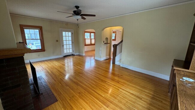 Building Photo - Gorgeous 3 Bed 3.5 Bath Home For Rent! Sho...