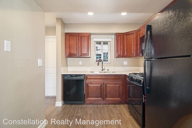 Building Photo - 4019 Oakcrest Dr
