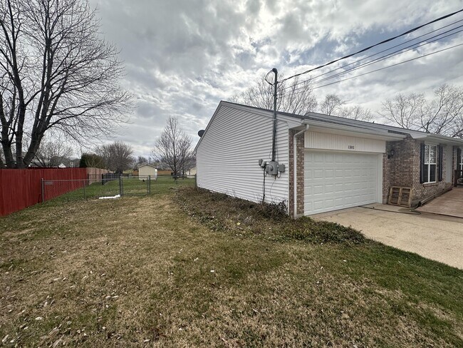 Building Photo - 1302 Williamsburg Dr