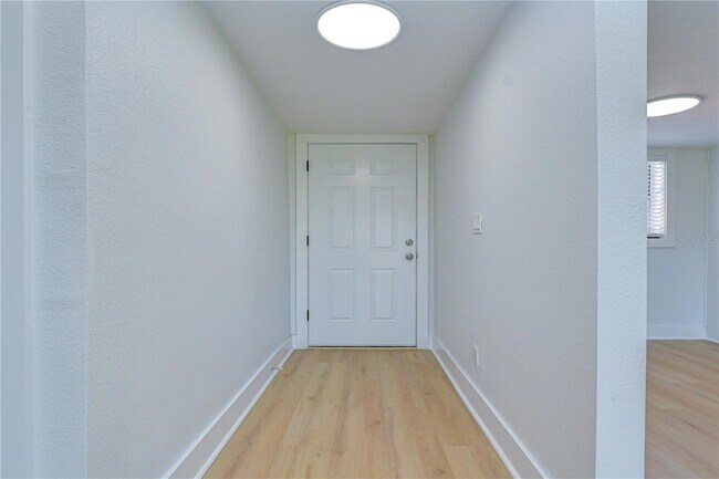 Foto del edificio - 200 Country Club Dr