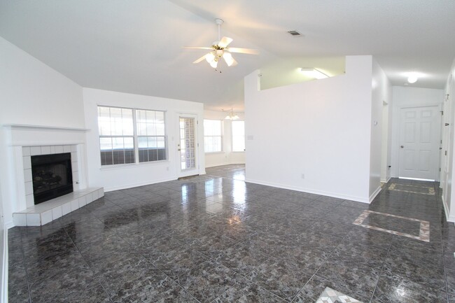 Foto del edificio - Spacious 4-Bedroom w/ Sunroom & Large Yard -