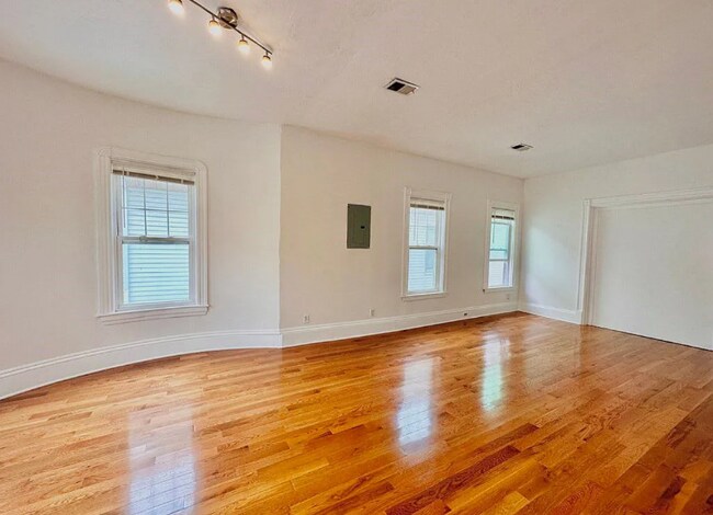 Building Photo - 98 Harrishof St