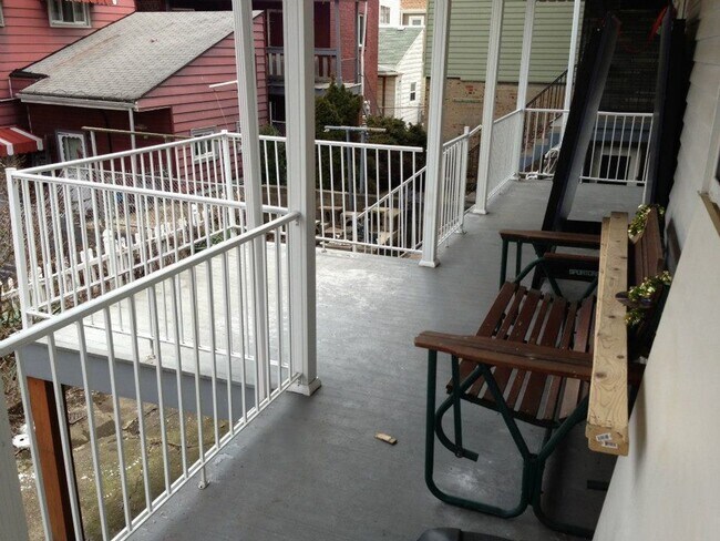 Foto del edificio - Luxurious 2 Bedroom on a dead end street o...